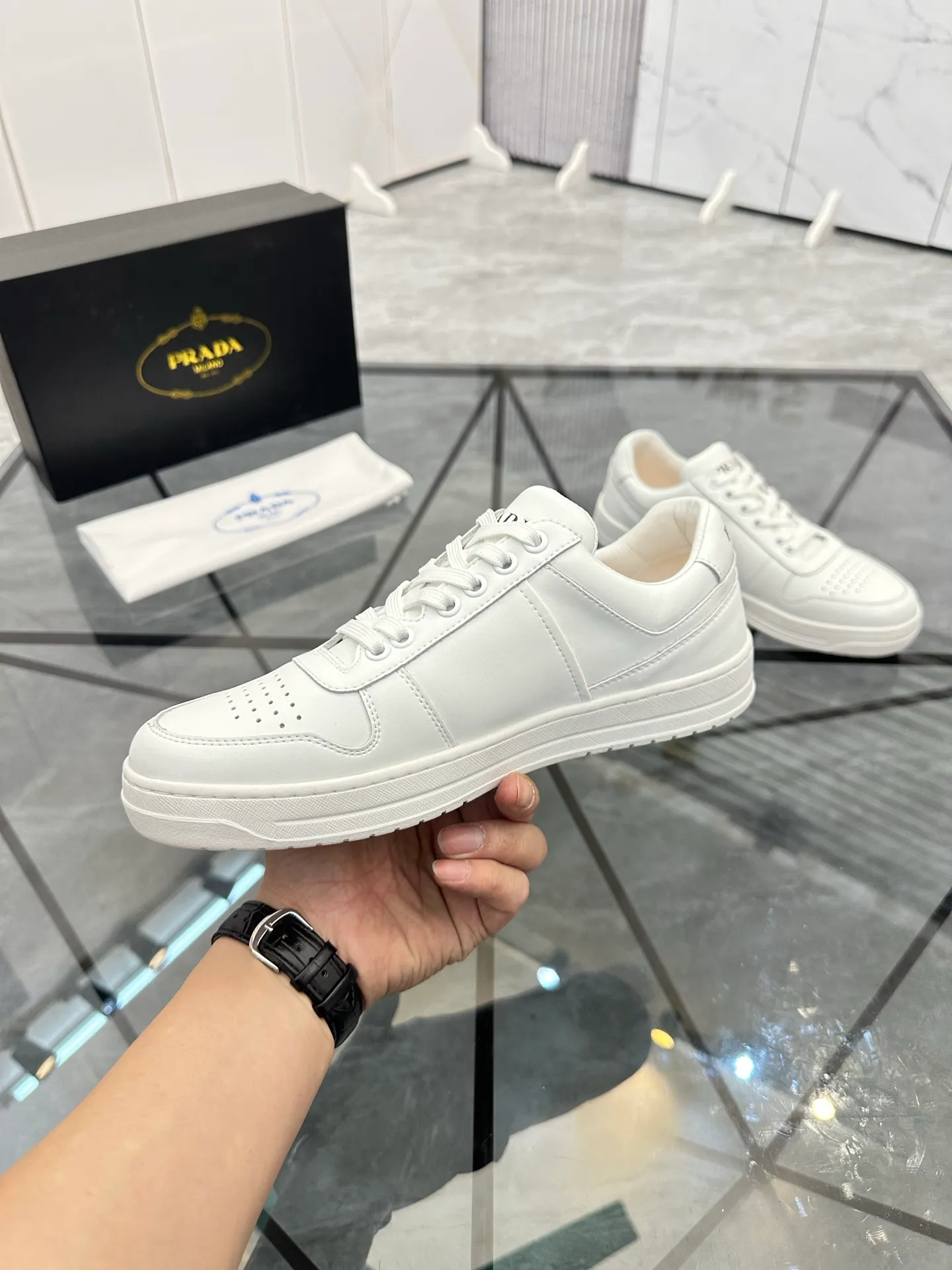 Men's shoes: 💰P400¥ Product trademark: Prada *"Prada*" low-top casual shoes Regular size: 38-44 (can be customized to 45) Product materials: imported cowhide upper, sheepskin lining, original outsole. Number: 020